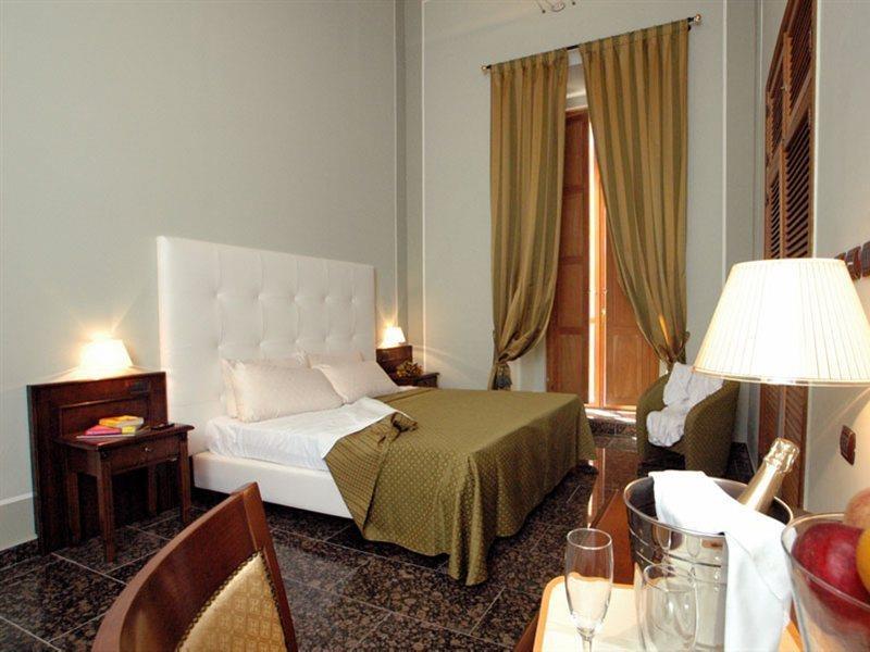 Le Stanze Del Vicere Boutique Hotel Наполи Екстериор снимка